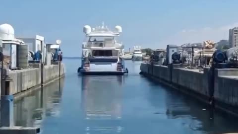 How ships are lifted for repair