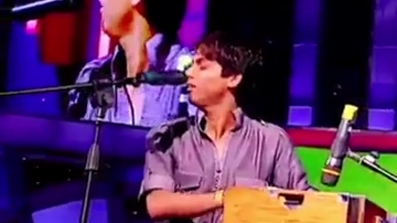 Apni tasveer ko ankhon se lagata kia hy