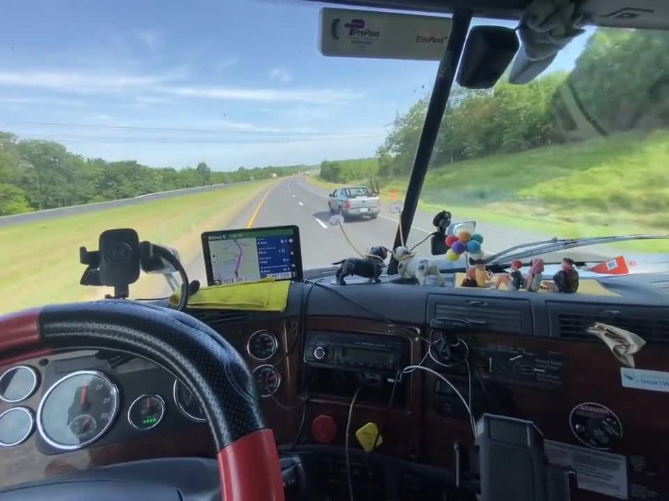 The truck driver goes home to have a rest from the first perspective of beauty.