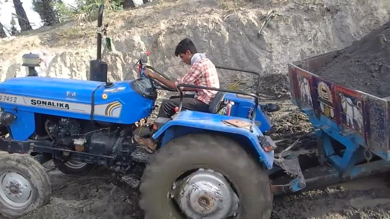 SONALIKA TRACTOR STUNT BY VISHNU VARDHANREDDY NUSI