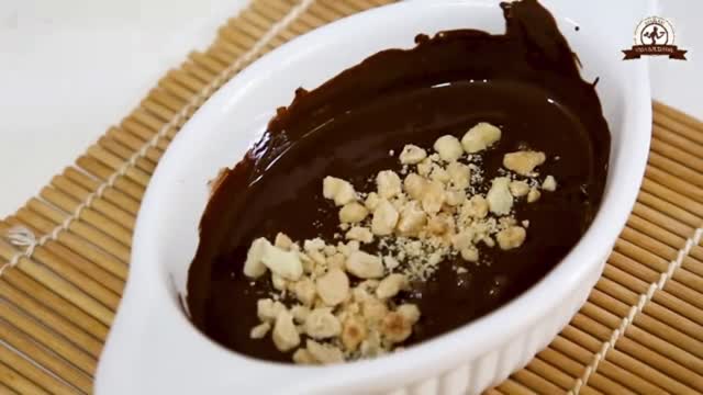 SOBREMESA COM CASQUINHA CROCANTE DE CHOCOLATE