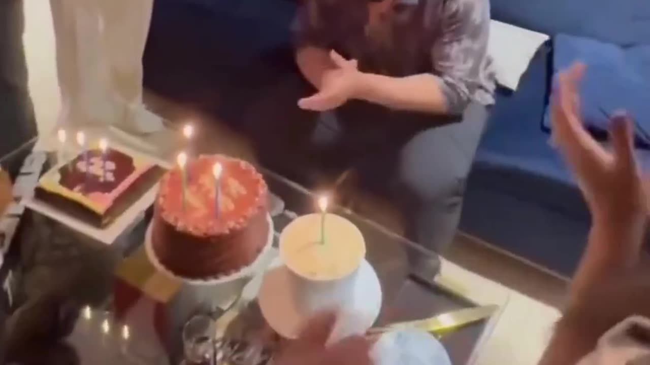 Arjun Kapoor cuts his birthday cake with family and friends!