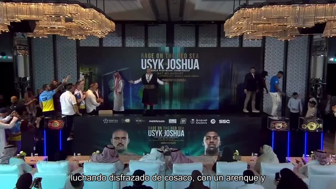 El campeón ucraniano Oleksandr Usyk apareció en la conferencia de prensa antes de la pelea con la i