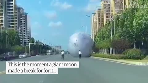 Rolling news_ giant moon model escapes from festival in China