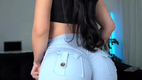 White girl shaking her around Azz cam.