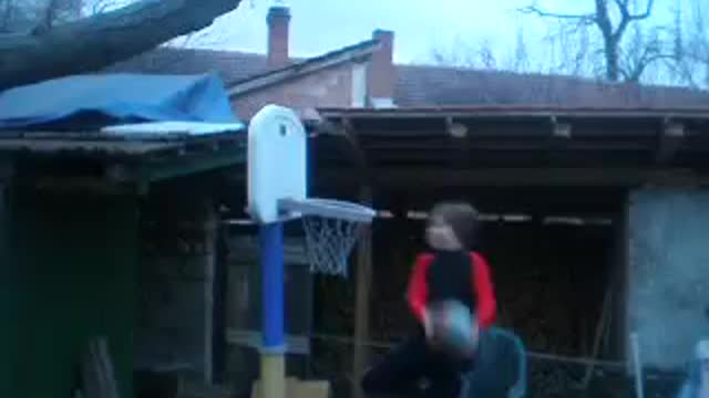 Kid Slam Dunk Fail (FUNNY)