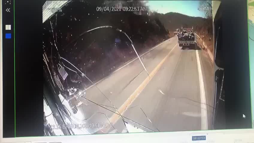 Coche se entralla en un camión... "IMPACTANTE"