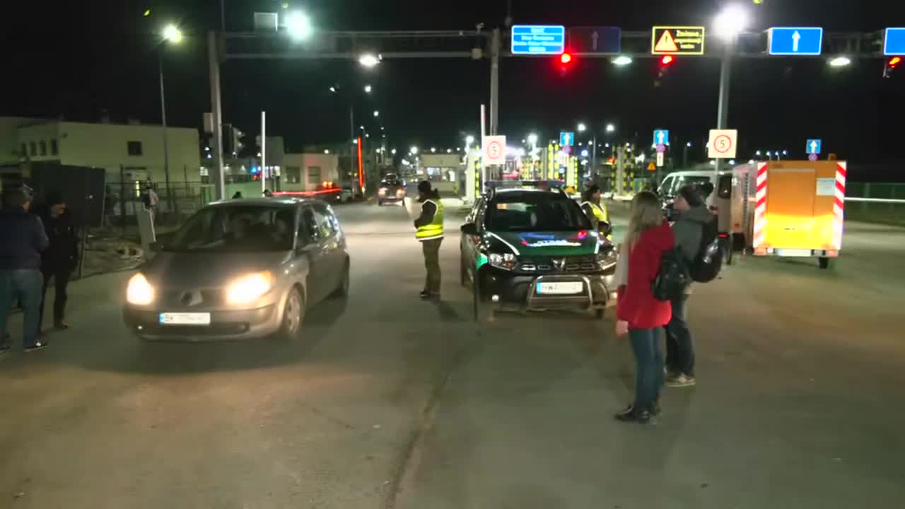 LIVE_ Ukrainians cross over the border into Poland