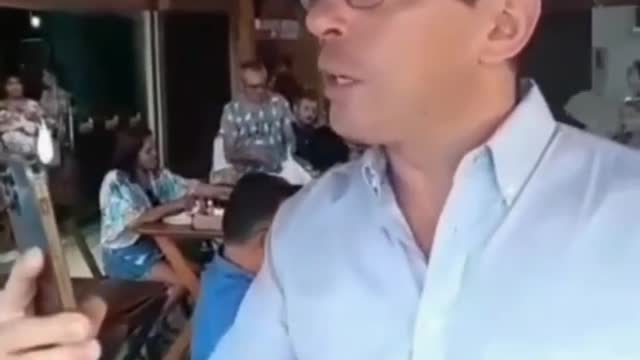 Osmar Aziz e gangue paßa aperto em bar