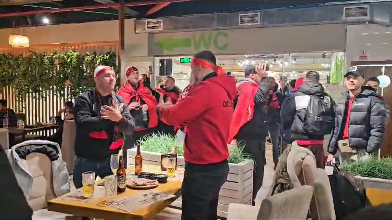 Të veshur kuqezi, shqiptarët afmosferë festive në Moldavi, gati për ndeshjen e sotme
