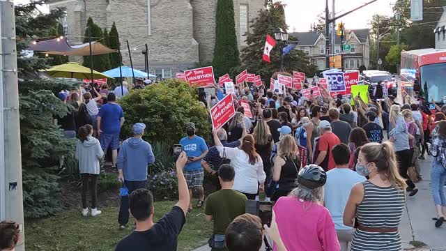 Trudeau exits the bus