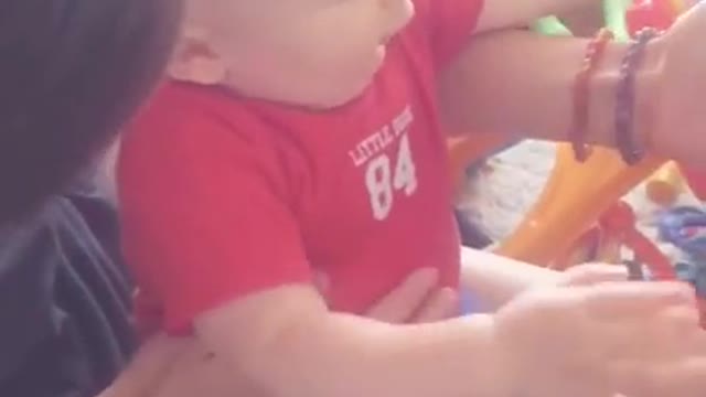 Papá llama a casa y la reacción de su hijo te derretirá el corazón
