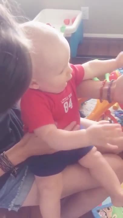 Papá llama a casa y la reacción de su hijo te derretirá el corazón