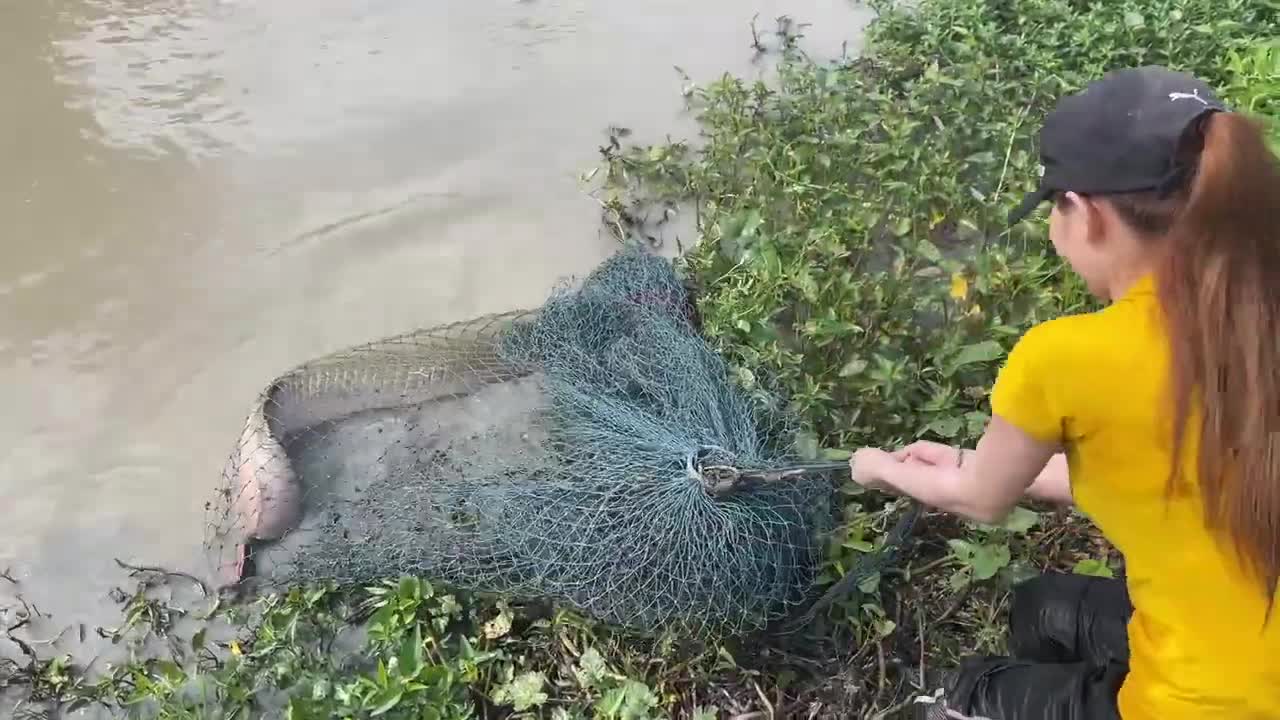 First Time Girl Cast Net Fishing DEFEATED By MONSTER Fish!-2