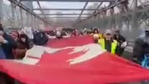 🇺🇲 Americans in New York City this weekend temporarily shut down the Brooklyn Bridge