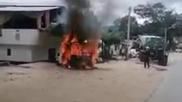 motocarro incendiado en Lebrija