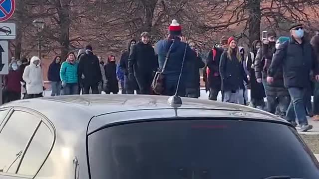 Outside the Kremlin walls!! Russian people dont want war