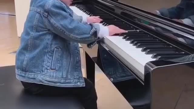 This cute baby playing piano 🤩