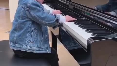 This cute baby playing piano 🤩