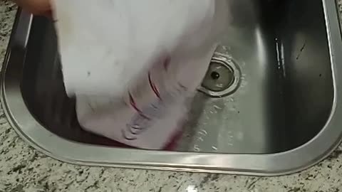 Até o dono da lavanderia ficou chocado quando contei o que eu usei para limpar meus panos de pratos