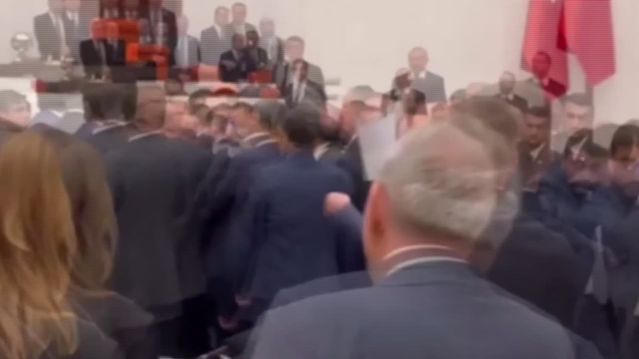 Turqi/ Deputetët përplasen me njëri tjetrin në Parlament (VIDEO)