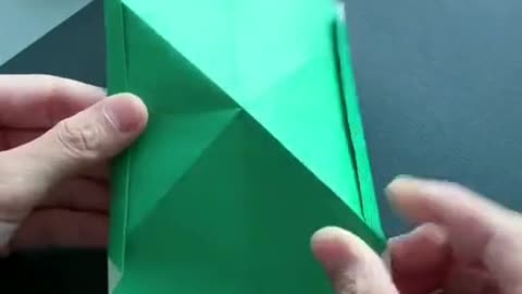 tutorial to make a miniature bag from origami paper