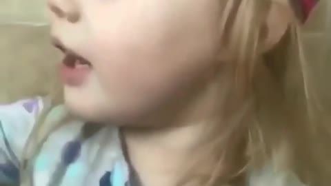 Girl paints her eyebrows in a funny way 😁😂👧
