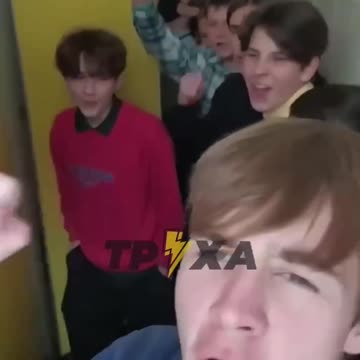 Ukrajinské děti učí v Polsku děti ve školách nacistikému pokřiku Sláva Ukrajině