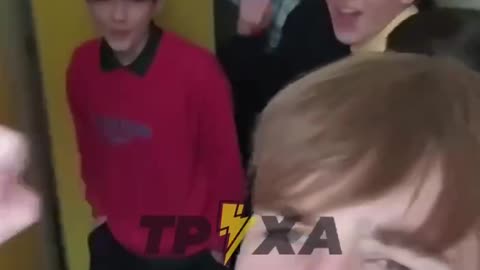 Ukrajinské děti učí v Polsku děti ve školách nacistikému pokřiku Sláva Ukrajině