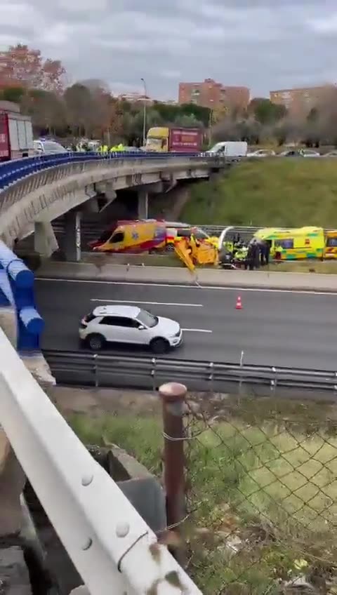 VÍDEO: Helicóptero cai em rodovia de Madrid