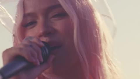 KAROL G MI EX TANÍA RAZÒN ( Official Video )