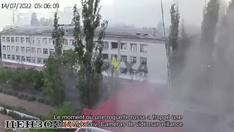 ️ Le moment où une roquette russe a frappé une école à Mykolaïv. Caméras de vidéosurveillance