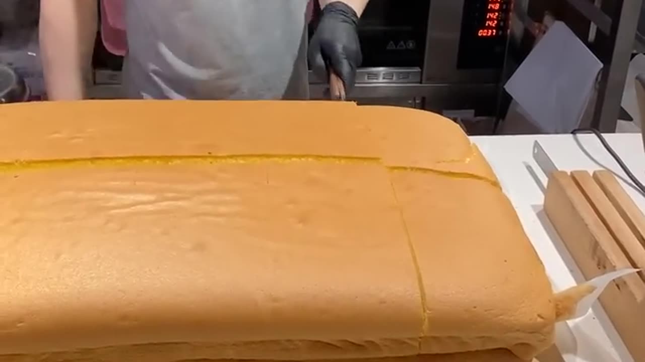 Original Giggly cake cutting