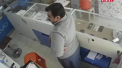 Guy Steals PHONE From SHOP📱