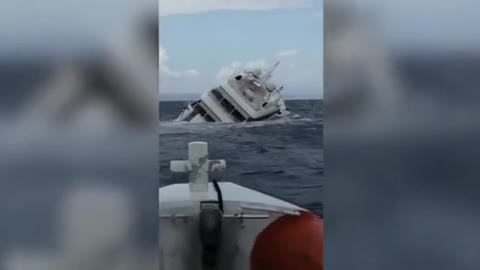 40-meter yacht sinks