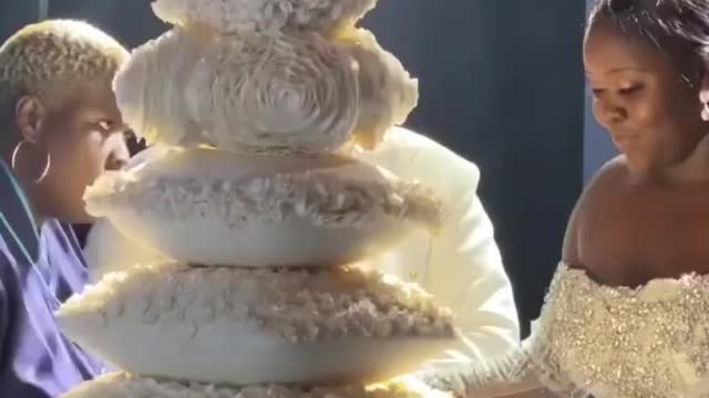 Bridge cake cutting