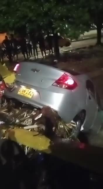 Vehículo arrastrado por canal de El Campestre