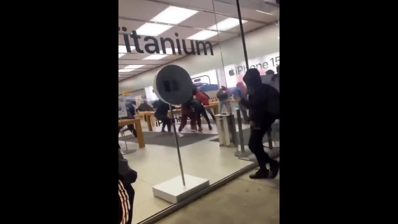 Apple Store is looted in philly