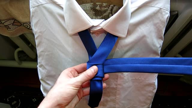 the best Different ways to tie a necktie የተለያዩ ከረባት አስተሳሰር ዘዴ