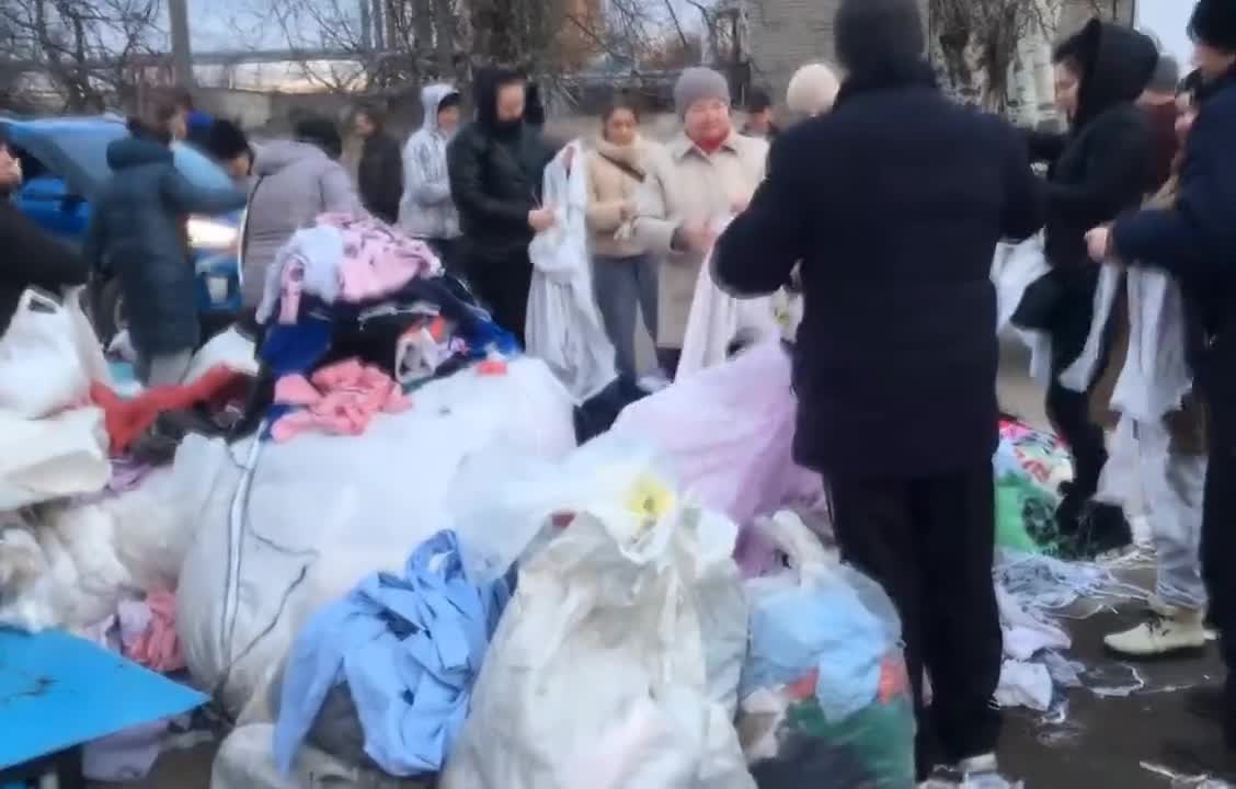Civilians in Zaporizhzhia making Molotov cocktails to defend themselves in case #Russian attack