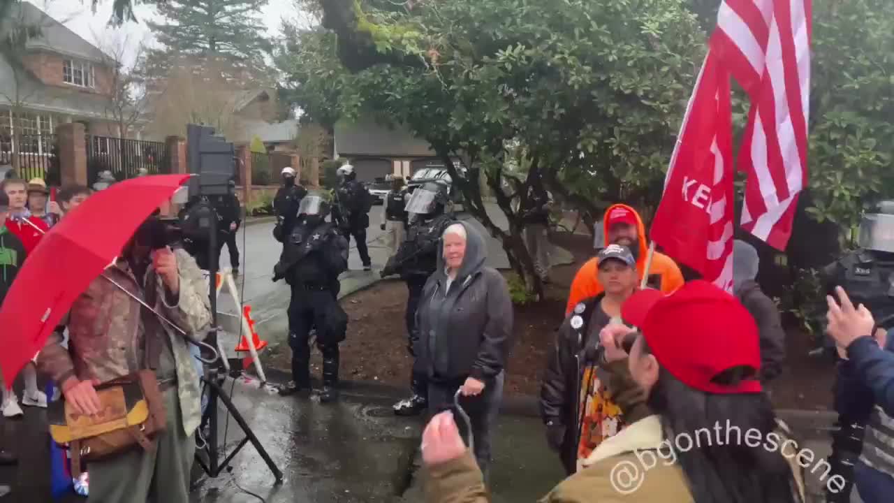 Oregon state. Kate Browns home is protested against for lockdowns.