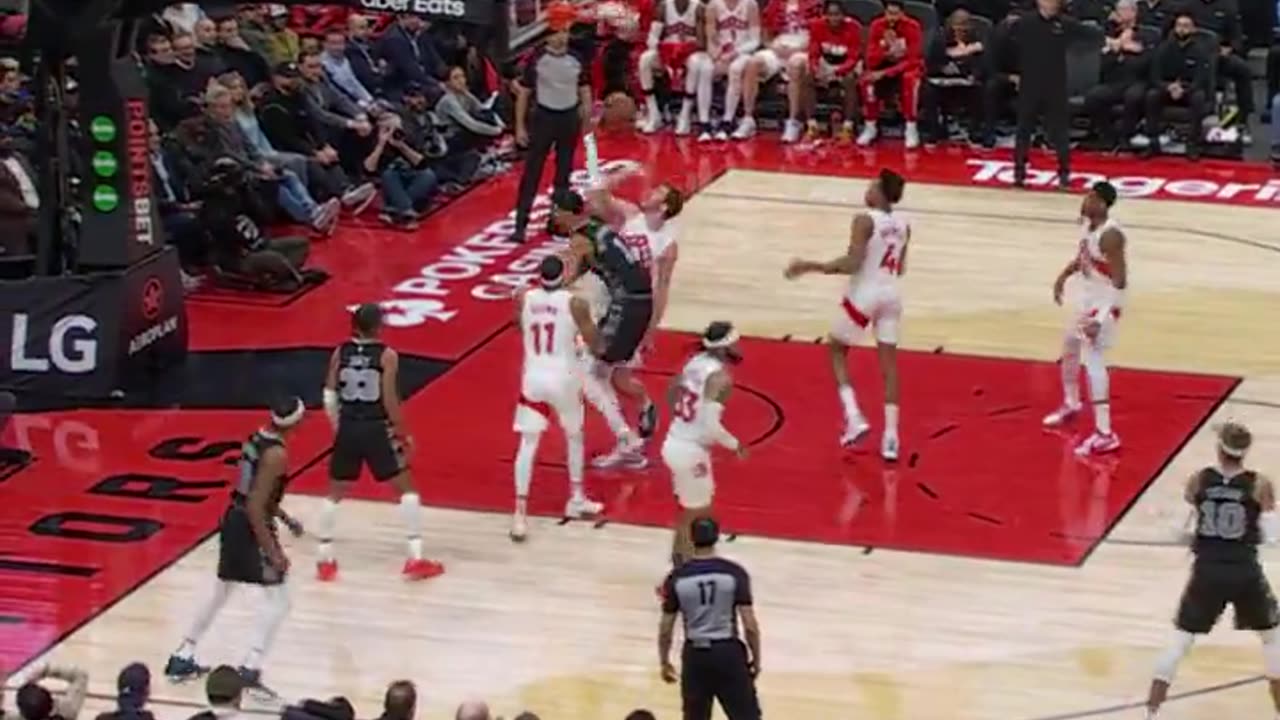 NBA - Wemby drops a poster 😱 Raptors-Spurs