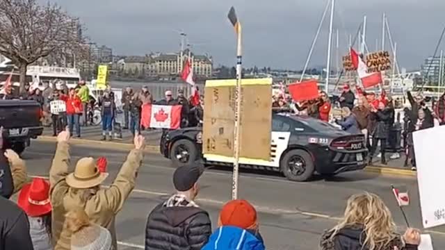 Ottawa Officer Gives a Thumbs up to Protesters