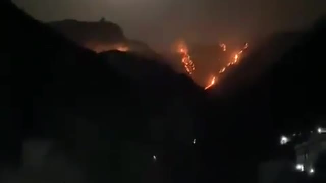 A terrifying volcano is now igniting, and at this moment in Yafa`, Yemen