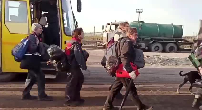 The moment of the evacuation of civilians from the Azov factory besieged by the Russian army