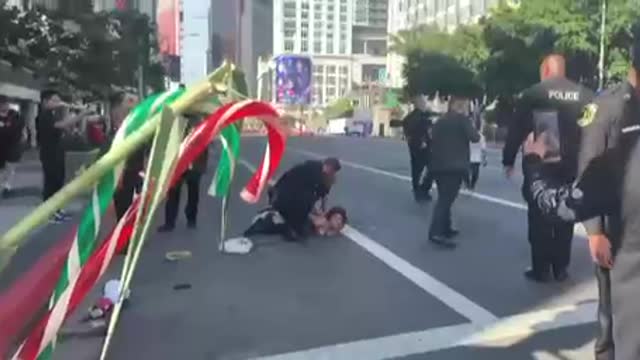 USA - Donna atterrata violentemente per le proteste fatte al passaggio del corteo