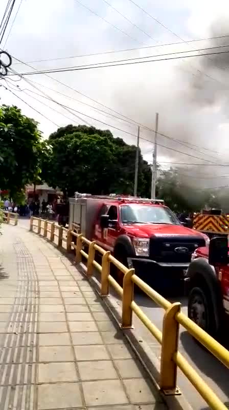 Comando de policía en llamas