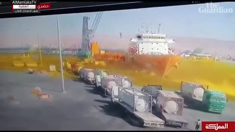 Cloud of yellow gas after storage tank leak at port in Jordan