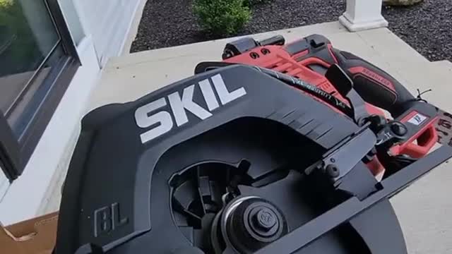 DAYUUUUM! LOOK AT THAT SAW!