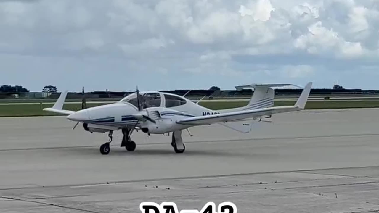 Da-42 trainer taxing to run way 14